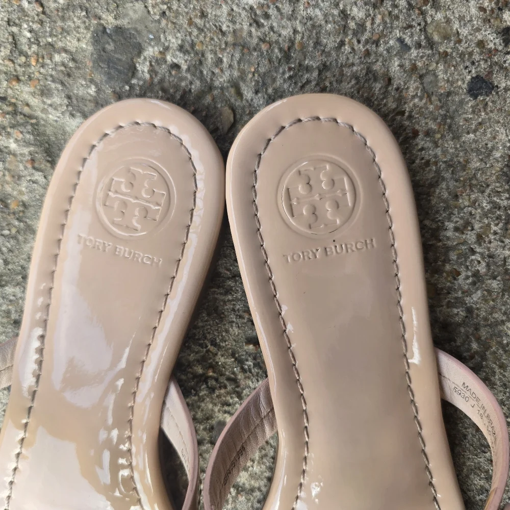 Tory Burch Patent Logo Thong Sandals in Blush Nude - Picture 4 of 11